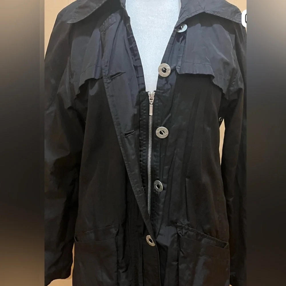 Chico’s raincoat/ long windbreaker/ trench coat. Black w/ silver tone buttons. M